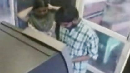सुनहरे बालों वाली के लिए दो सेक्सी पिक्चर जानवर में